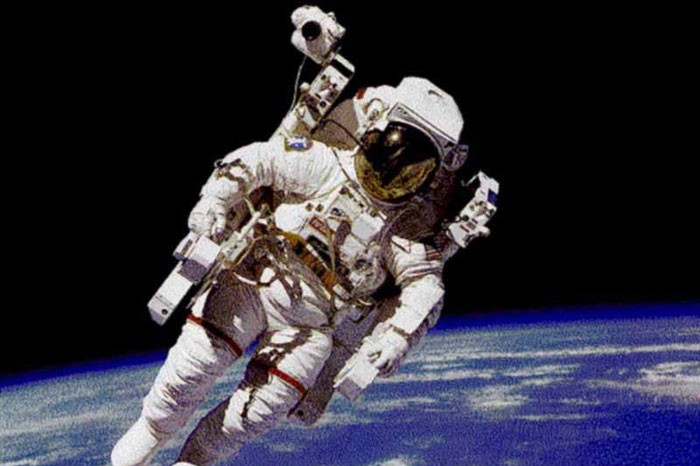 Uzayda yerçekimi olmadığı için astronotlar ağlayamaz. Çünkü gözyaşı aşağı düşmez