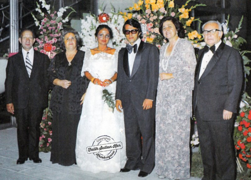 Mesut ve Berna Yılmaz çifti, düğünlerinde aile büyükleriyle beraber. (15 Ağustos 1976)