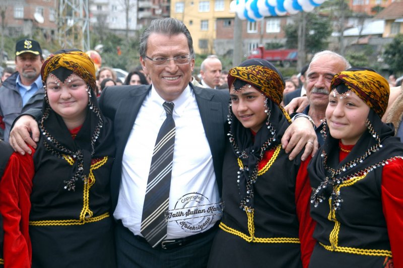 Ahmet Mesut Yılmaz, 25 Mayıs 2007'de Rize'den bağımsız milletvekilliği için seçim çalışmalarında bulunmak üzere gittiği Çamlıhemşin’de yerel kıyafetli kızlarla birlikte. (Foto: Muhammet Kaçar)