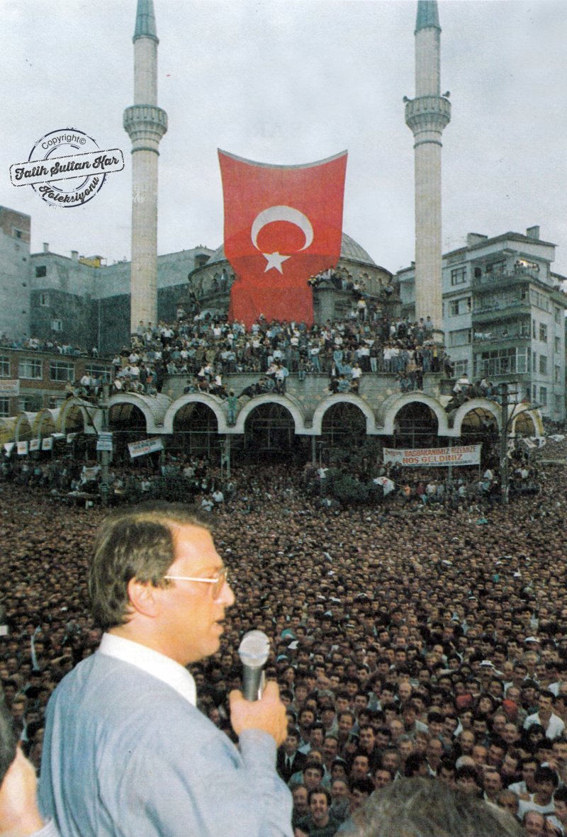 Ahmet Mesut Yılmaz, başbakan olarak ilk kez gittiği memleketi Rize’de halka hitap ediyor. (Rize, 1995)