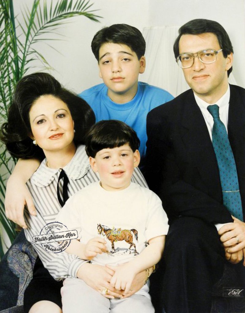 Mesut Yılmaz, eşi Berna Yılmaz ve oğulları Yavuz ve Hasan Yılmaz ile beraber.