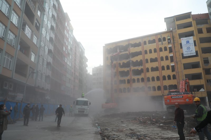 Rize'de Kentsel Dönüşüm Kapsamında 168 Yapının Yıkımına Başlandı