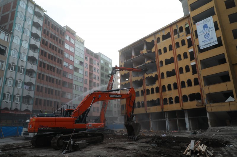 Rize'de Kentsel Dönüşüm Kapsamında 168 Yapının Yıkımına Başlandı