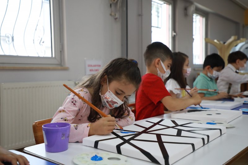 Öğrencilerin Resimleri Çocuk Acil Servisinin Duvarlarını Süsledi