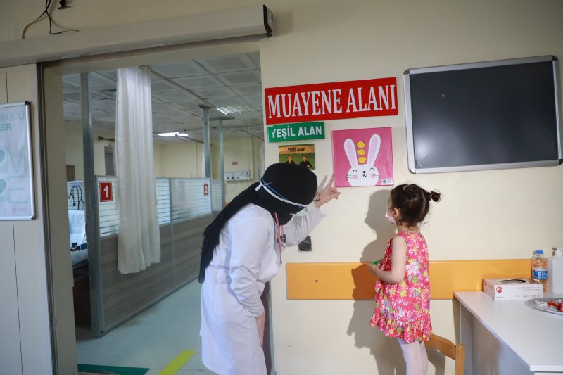 Öğrencilerin Resimleri Çocuk Acil Servisinin Duvarlarını Süsledi