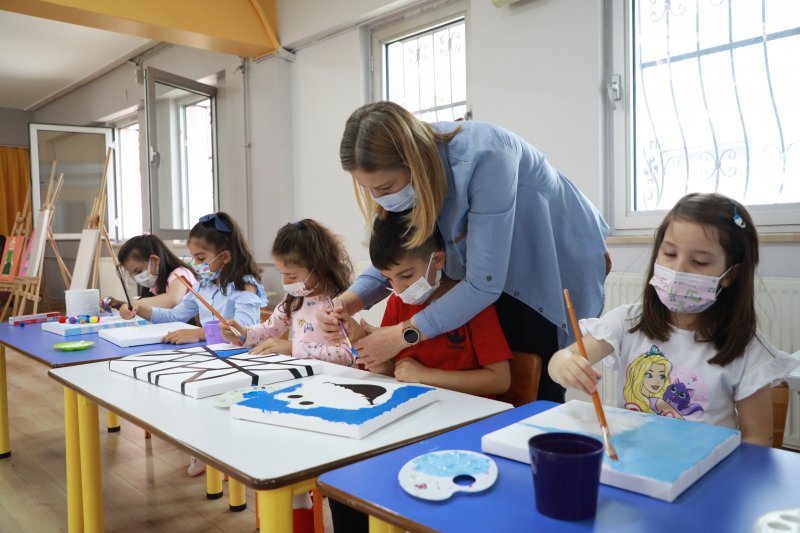 Öğrencilerin Resimleri Çocuk Acil Servisinin Duvarlarını Süsledi