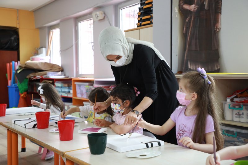 Öğrencilerin Resimleri Çocuk Acil Servisinin Duvarlarını Süsledi