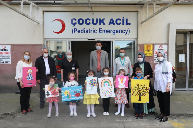 Öğrencilerin Resimleri Çocuk Acil Servisinin Duvarlarını Süsledi