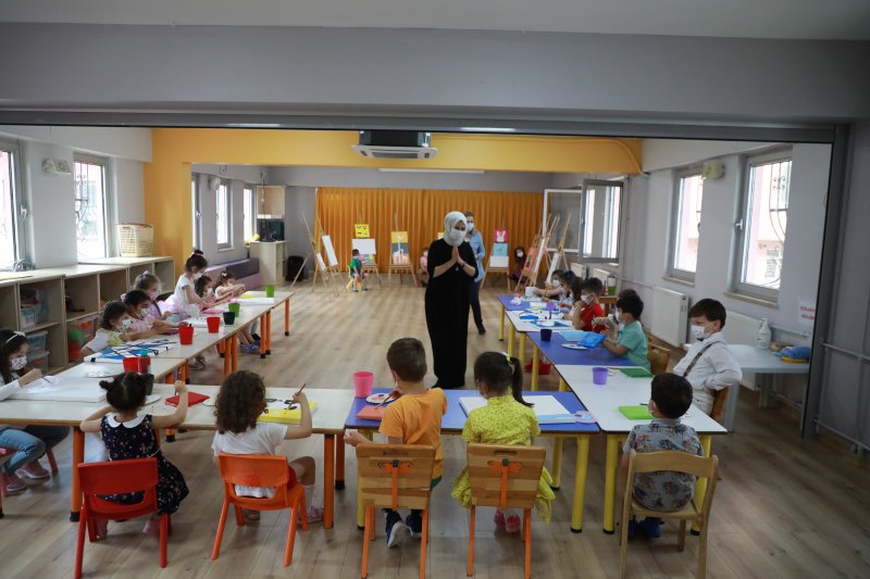 Öğrencilerin Resimleri Çocuk Acil Servisinin Duvarlarını Süsledi