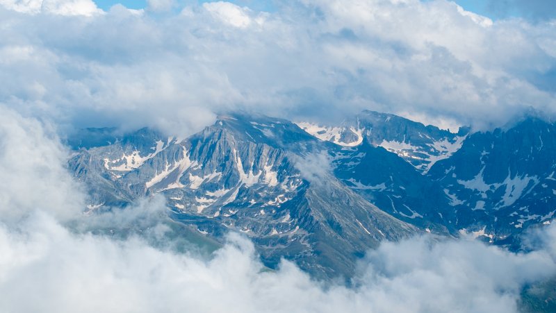 Bulutların Üzerindeki Huser Yaylası Gözleri Kamaştırıyor