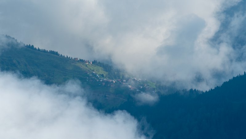 Bulutların Üzerindeki Huser Yaylası Gözleri Kamaştırıyor