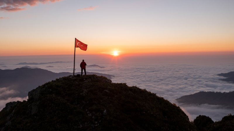 Bulutların Üzerindeki Huser Yaylası Gözleri Kamaştırıyor