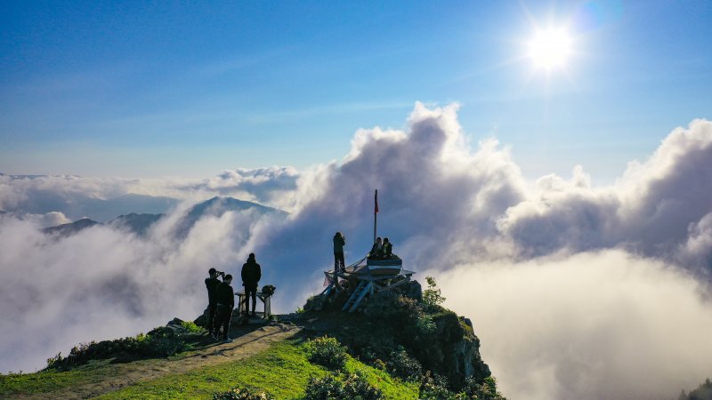Bulutların Üzerindeki Huser Yaylası Gözleri Kamaştırıyor