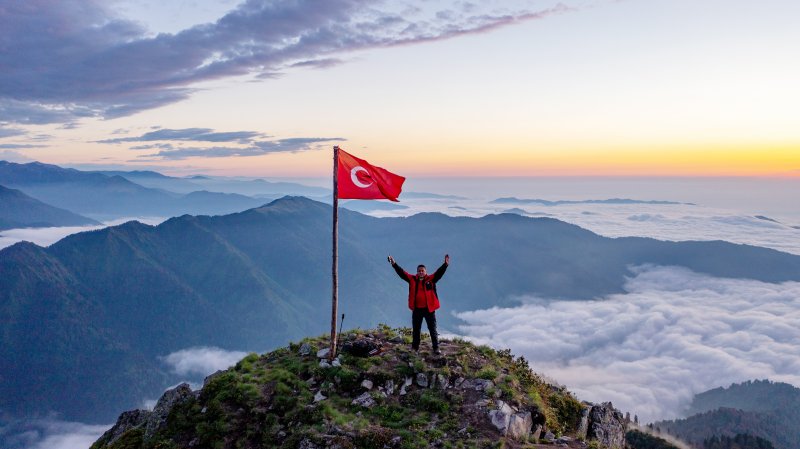 Bulutların Üzerindeki Huser Yaylası Gözleri Kamaştırıyor