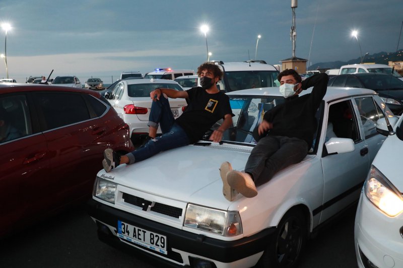 Rizeliler Arabada 'Cep Herkülü: Naim Süleymanoğlu' Filmini İzledi