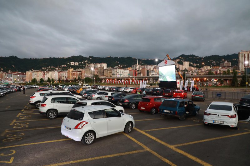 Rizeliler Arabada 'Cep Herkülü: Naim Süleymanoğlu' Filmini İzledi