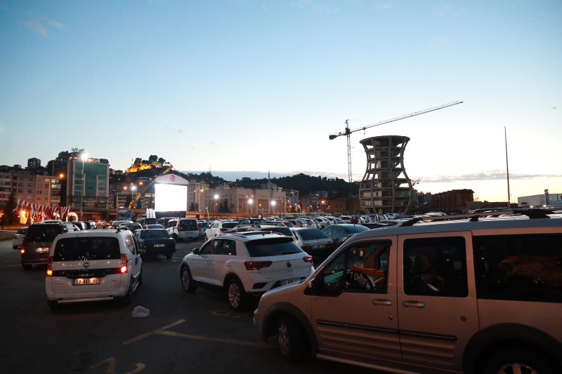 Rizeliler Arabada 'Cep Herkülü: Naim Süleymanoğlu' Filmini İzledi