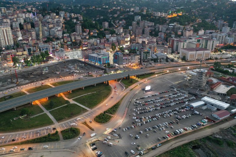 Rizeliler Arabada 'Cep Herkülü: Naim Süleymanoğlu' Filmini İzledi