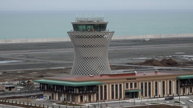 14 NİSAN - Rize-Artvin Havalimanı'nda, cihazların kurulumunun tamamlanmasının ardından ilk test uçuşu gerçekleştirildi.