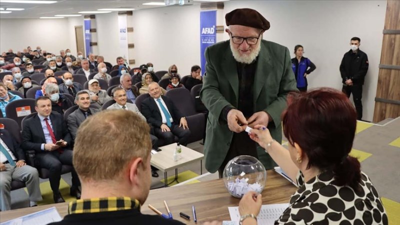 28 NİSAN -Rize'de meydana gelen sel felaketlerinde evleri yıkılan ve hasar gören vatandaşlar için yaptırılan 96 afet konutu, çekilen kurayla sahiplerini buldu.