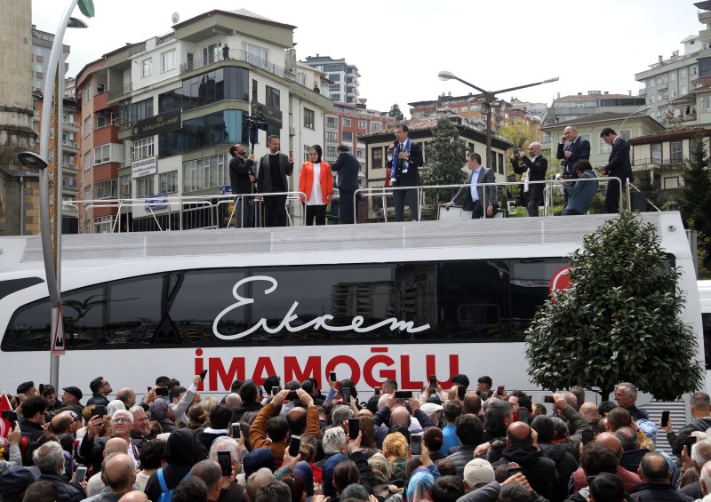 4 MAYIS - İstanbul Büyükşehir Belediye Başkanı Ekrem İmamoğlu, Rize'de vatandaşlarla bayramlaştı. İmamoğlu, 15 Temmuz Demokrasi ve Cumhuriyet Meydanında vatandaşlarla buluştuktan sonra konuşma yaptı.