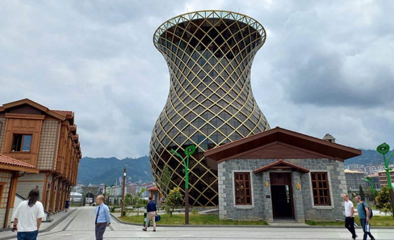 15 MAYIS - Rize’nin sembollerinden birisi olmaya aday dev çay bardağının da yer aldığı Çay Çarşısı hizmete açıldı.