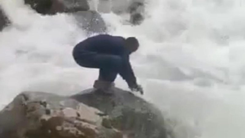 03 HAZİRAN - Çamlıhemşin ilçesinde fotoğraf çektirirken ayağı kayarak dereye düşen Ummanlı turist kayboldu. Günlerce yapılan aramalar sonucu Ummanlı turistten hiçbir iz bulunamadı.