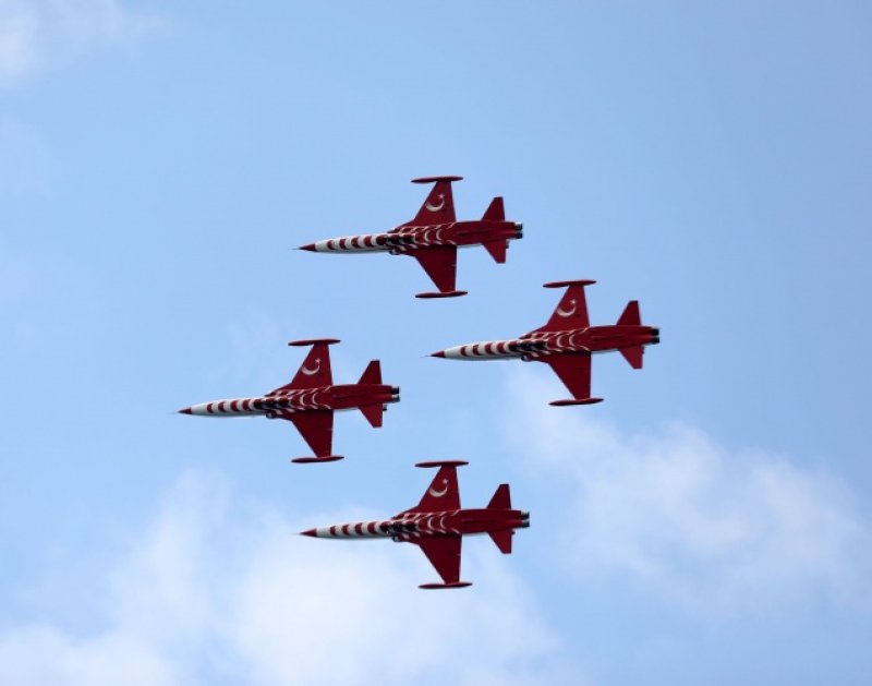 3 AĞUSTOS - Türk Yıldızları ve Solo Türk Rize'de gösteri uçuşu gerçekleştirdi. Çay Çarşısı üzerinde gerçekleştirilen gösteri uçuşu vatandaşların beğenisini kazandı.