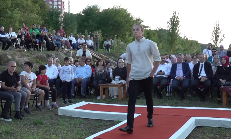 9 EYLÜL - DOKKA-DER tarafından Pazar Kız Kalesi karşısında Rize Bezi ile yapılan kıyafetlerle defile düzenlendi.