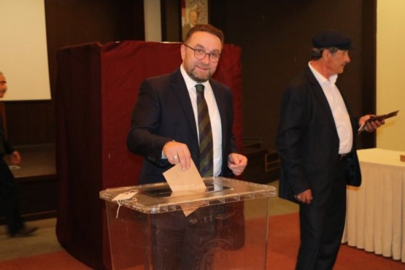 4 EKİM - Rize Ticaret Borsasında Mehmet Erdoğan yeniden başkan seçildi.