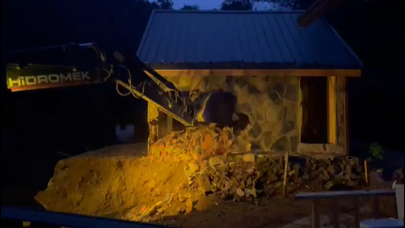 16 KASIM - Rize’de inşaatı durdurulan 11 ruhsatsız bungalov yıkıldı.