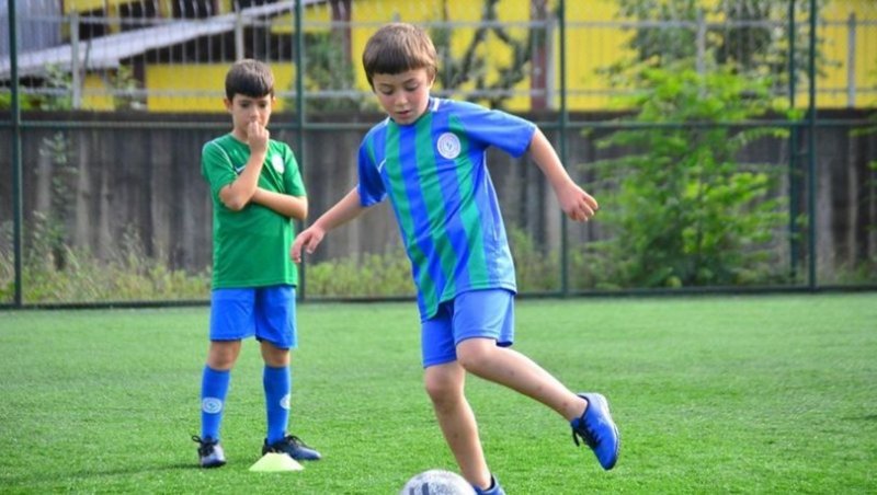 10 ARALIK - Rize'de üzerine kale direği devrilmesi sonucu ağır yaralanan Çaykur Rizespor'un altyapı oyuncusu Yiğit Demirel, tedavi gördüğü hastanedeki yaşam mücadelesini kaybetti.