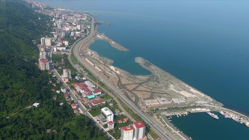 15 ARALIK - Rize'de deniz doldurularak inşa edilecek 850 yatak kapasiteli Rize Şehir Hastanesi için çalışmalar devam ederken dolgu çalışmalarında sona gelindi.