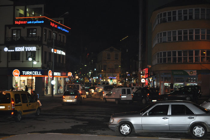 Rize Atatürk Caddesi´nden bir akşam fotoğrafı