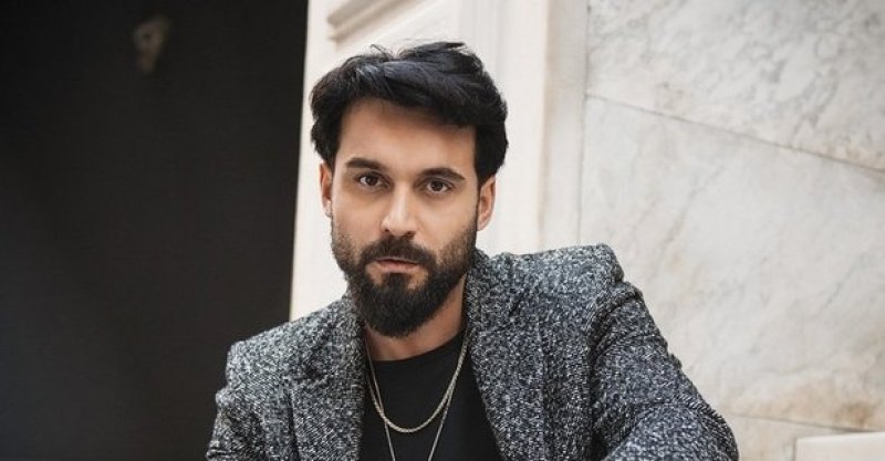 ALİ ERSAN DURU - Başrolde Aşk, Hayat Devam Ediyor, Çanakkale 1915, Bugünün Saraylısı, Romantik Komedi 2, Yağmurdan Kaçarken, Gönül İşleri, Aşk Zamanı, Şahane Damat ve Kalbimin Sultanı gibi dizi ve sinema filmlerinde rol alan oyuncu Rizelidir.