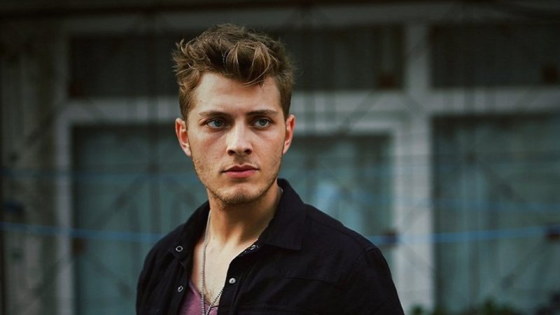 BURAK TOZKOPARAN - Paramparça dizisinde canlandırdığı Ozan karakteri ile tanınan oyuncu aslen Rizelidir.