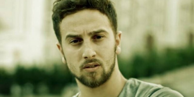 EMRE KEREM KETENCİ - Bugüne kadar birçok projede yer alan oyuncu son olarak Çocuk dizisinde rol aldı. Bir dönem futbol kariyeride olan oyuncu, Kasımpaşaspor alt yapısında futbola adım atmış 2010 senesinde Çaykur Rizespor’a transfer olmuş ancak profesyonel olmadan futbol yaşantısını noktalamıştır.Ketenci aslen Rizelidir.
