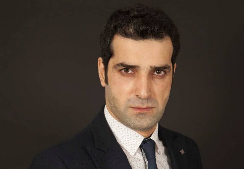 KADİR KANDEMİR - Fırtına Hayatlar, Beyaz Gelincik, Beşinci Boyut, Hırsız Polis, Organize İşler, Hayatımın Kadınısın, Kavak Yelleri, Sessiz Fırtına, Derdest, Cam Kırıkları, Ejder Kapanı, IV. Osman, Güneydoğudan Öyküler Önce Vatan, Lale Devri, Kayıp Aranıyor, Kolpaçino: Bomba ve Kocamın Ailesi gibi projelerde rol alan oyuncu Rizelidir.