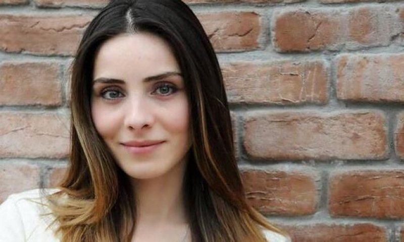 NUR FETTAHOĞLU - Aşk-ı Memnu dizisinde canlandırdığı Peyker karakteri ile çıkış yakalayan güzel oyuncu Muhteşem Yüzyıl'da canlandırdığı Mahidevran Sultan karakteri ile gönülleri fethetmeyi başardı. Almanya doğumlu oyuncu aslen Rize kökenlidir.