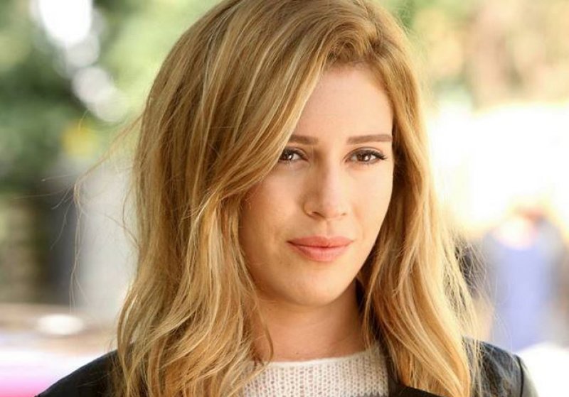 SİNEM KOBAL - Gönül İşleri, Mor Menekşeler, Küçük Sırlar, Arka Sokaklar, Nefes Nefese, Lise Defteri, Selena, Romantik Komedi, Hürrem Sultan, Dadı, Analar ve Anneler, Yaktın Beni gibi sinema ve dizilerde büyük beğeni toplayan güzel oyuncu Rize Hemşin'lidir.