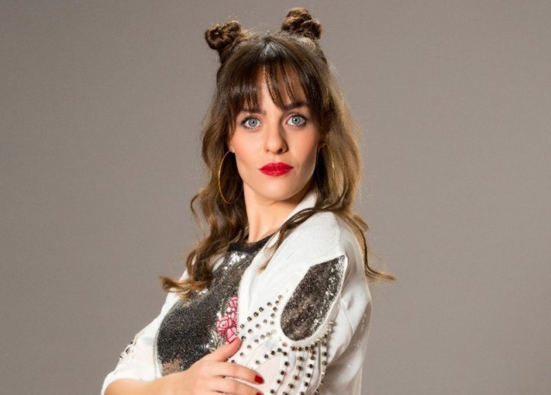 TUĞBA ÇOM - Benim İçin Üzülme ve Jet Sosyete gibi diziler ile izleyicilerin beğenisi kazanan oyuncu Rizeli ünlüler arasında yer alıyor.