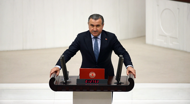 OSMAN AŞKIN BAK
Aslen Rize'nin Pazar ilçesinin Derinsu köyünden bir ailenin çocuğu olarak dünyaya geldi. 24. Dönemde İstanbul, 25 ve 26. Dönemde Rize Milletvekili seçildi.