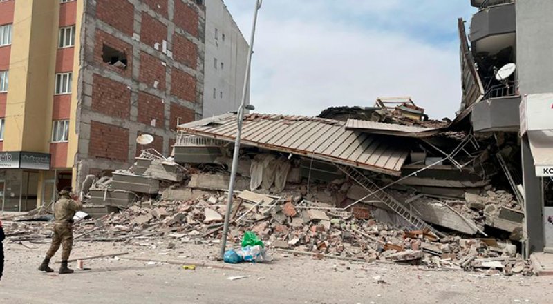 Depremin etkisiyle Malatya'daki hasarlı bazı binalarda da göçük oluştuğu öğrenildi.
