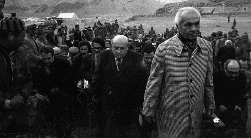 Van'ın Muradiye ilçesine bağlı Çaldıran beldesinde 24 Kasım 1976'da meydana gelen 7,5 büyüklüğündeki depremde 3 bin 840 kişi yaşamını yitirdi, 9 bin 232 bina hasar gördü. Dönemin Başbakanı Süleyman Demirel, deprem bölgesinde incelemelerde bulunmuştu.