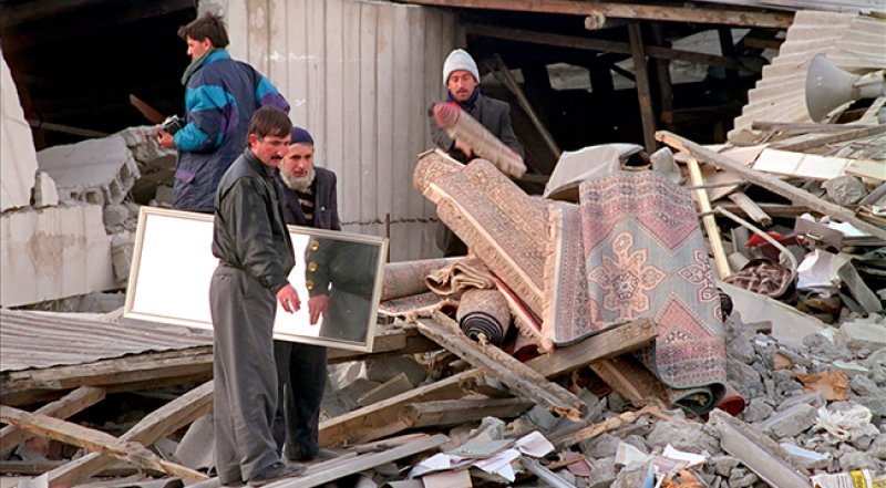 Erzincan'da 13 Mart 1992 yılında meydana gelen 6,6 büyüklüğündeki depremde 653 kişi öldü, 8 bin 57 bina hasar gördü. Yaşanan depremin ardından 14 Mart 1992'de vatandaşlar enkazdan eşyalarını çıkarmaya çalışmıştı.