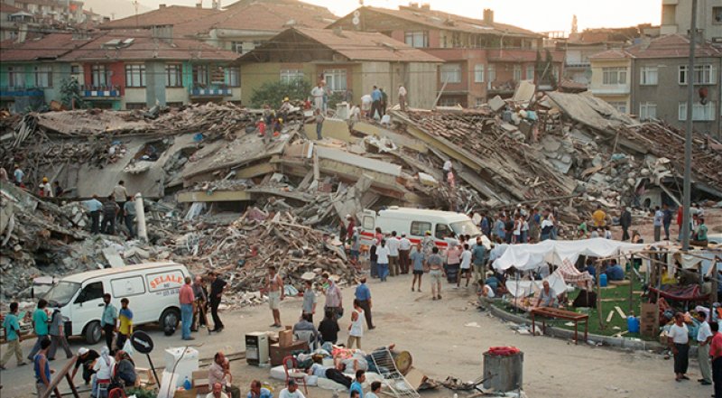Kocaeli Gölcük'te 17 Ağustos 1999'da meydana gelen 7,4 büyüklüğündeki depremde 17 bin 840 kişi öldü, 43 bin 953 kişi yaralandı.Yaklaşık 45 saniye süren Gölcük depremi, 6 Şubat 2023'te meydana gelen Kahramanmaraş merkezli 7,8 büyüklüğündeki depremden sonra Türkiye'nin deprem geçmişinde 