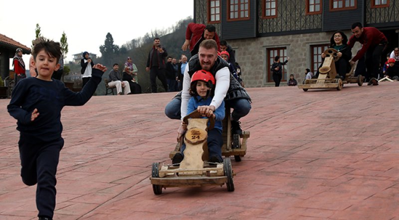 Depremzede çocuklara Formulaz tahta arabalı moral