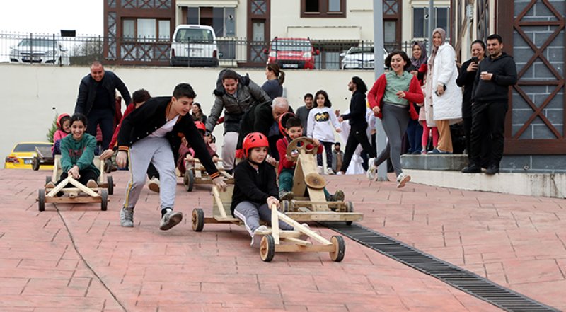 Depremzede çocuklara Formulaz tahta arabalı moral