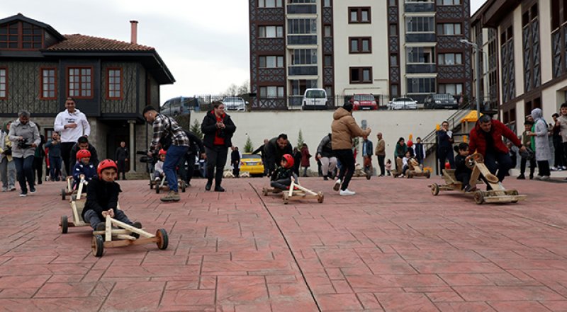 Depremzede çocuklara Formulaz tahta arabalı moral