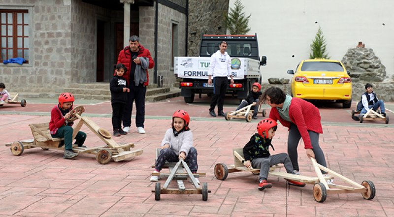 Depremzede çocuklara Formulaz tahta arabalı moral